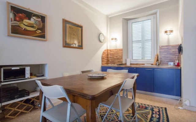 Large 1 Bedroom with Balcony City Centre