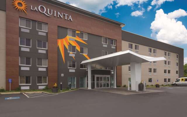 La Quinta Inn & Suites by Wyndham Cleveland - Airport North