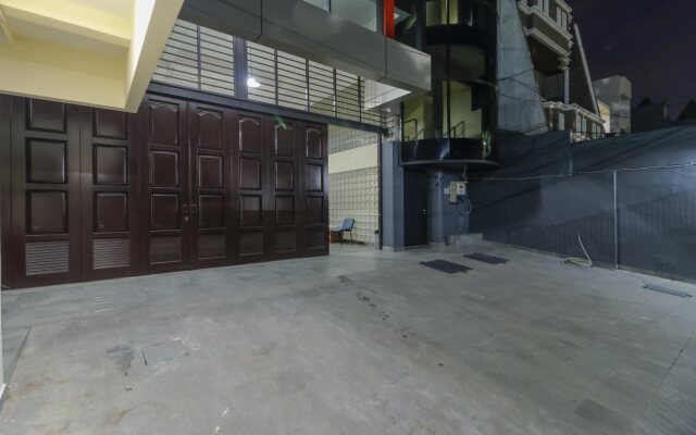 RedDoorz Plus near Harmoni Gajah Mada