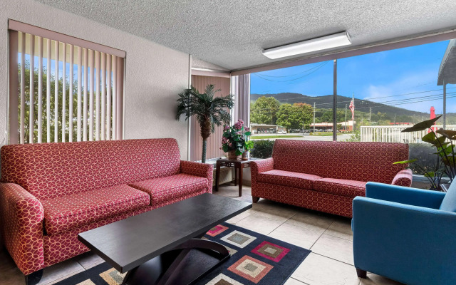 Days Inn by Wyndham Clayton