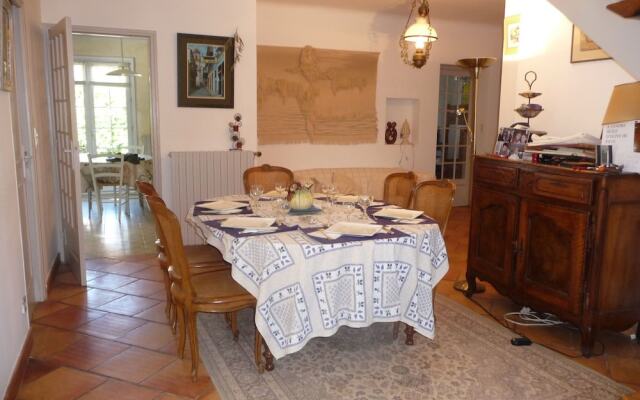 Attractive Holiday Home in Céreste With Swimming Pool