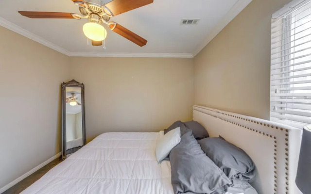 Pet-friendly Austin Home w/ Private Yard + Deck!