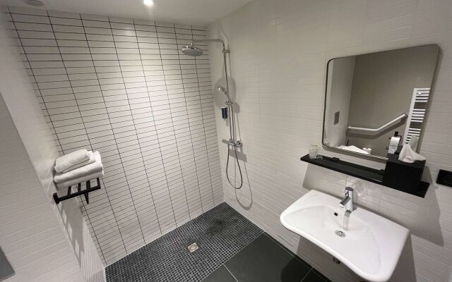 Brit Hotel Les Voyageurs