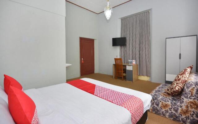 OYO 1303 Golden Inn 2
