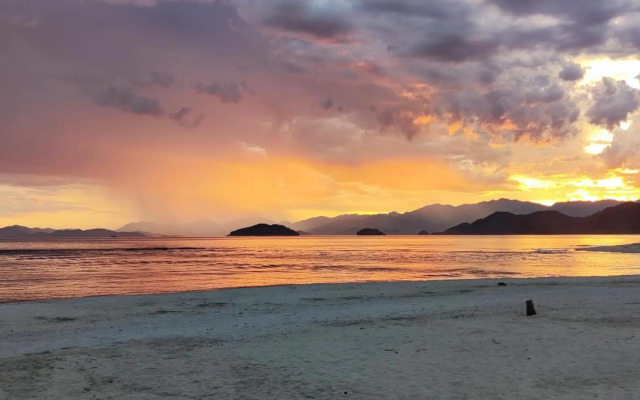 Flat com portão na Praia