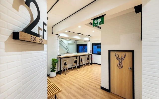 Siam Subway Hostel and Café