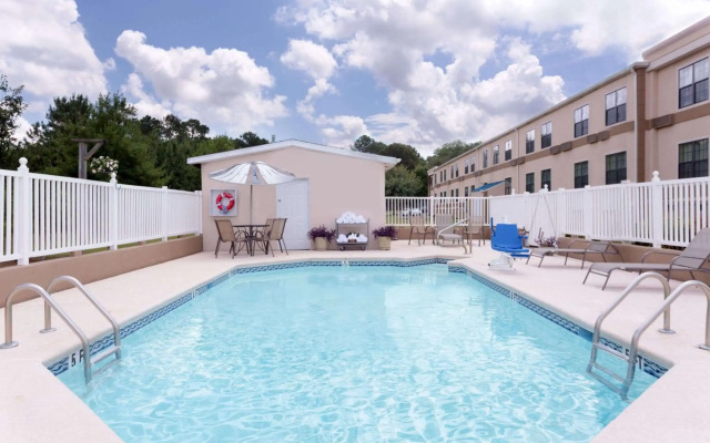 Travelodge by Wyndham Perry National Fairgrounds Area I-75