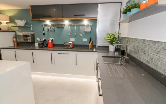 Capel Mawr, Basement 19