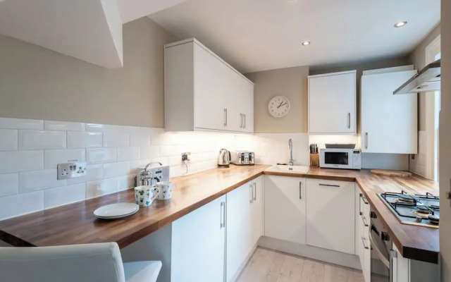 Stylish Fulham Flat With Patio by Underthedoormat
