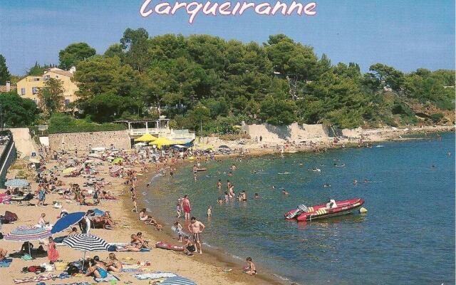 STUDIO CLIMATISE. Proche parking, commerces et mer