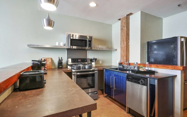 Inventive 2br/2.5 BA Industrial Apt by Domio
