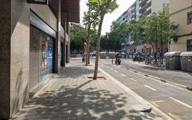 Lovely 2bed W/balcony in City Center, Near Metro