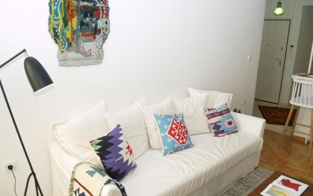 A Refreshed & Rich in Details Apartment in Piraeus (Passalimani - Marina Zeas)