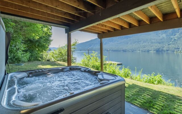 All About The Lake 4 Bedroom Home by NW Comfy Cabins by RedAwning