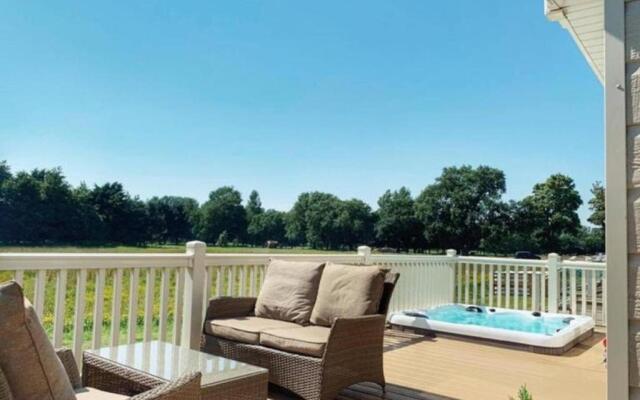 Heathery Lodge with Hot Tub