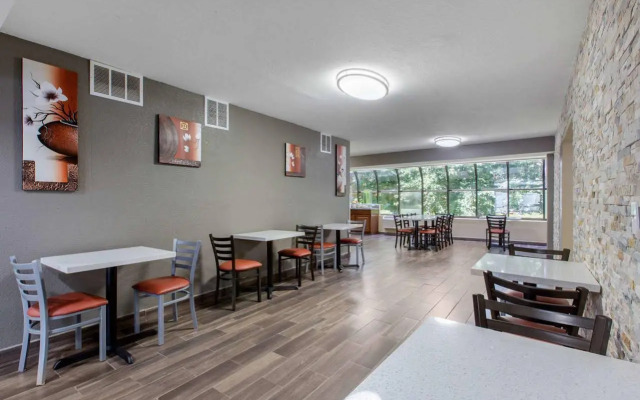 Quality Inn Airport-Near Uptown