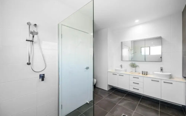 Bright 3-bed Home With Private Courtyard