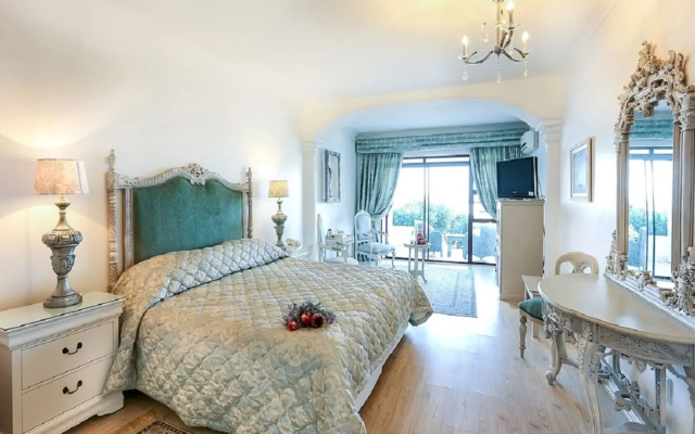 Misty Waves Boutique Hotel