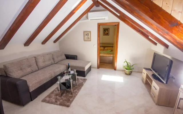 Apartment Niko Kaštel Stari
