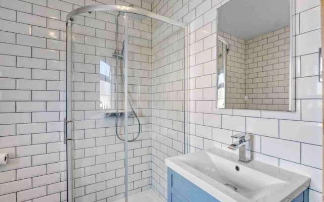 Beautifully Furnished Home - 5 Minutes to the Sea!