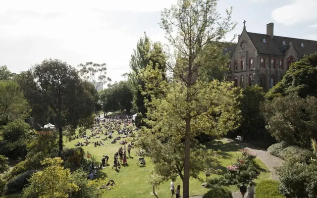Modern 2BR Apt by the Yarra River