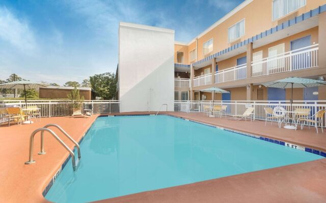 Baymont Inn and Suites Savannah Midtown