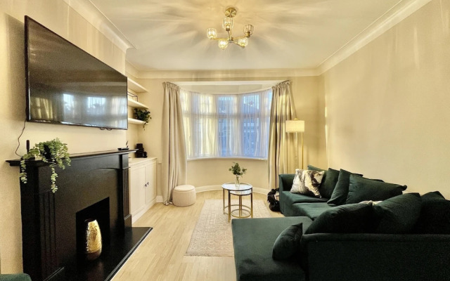 Stylish 3-bed House in Hornchurch - Free Parking
