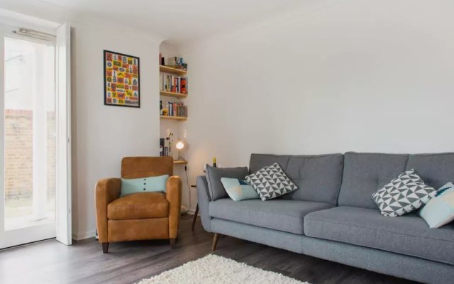 2 Bedroom East London Flat With Garden