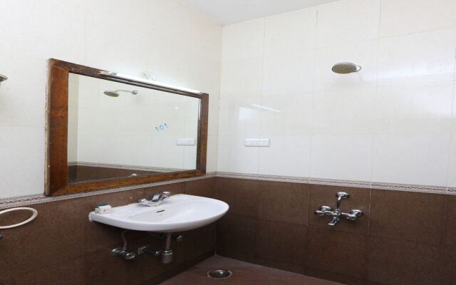 OYO 13807 Hotel Gurupriya