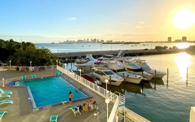 Deluxe waterfront one bedroom apartment with pool and free parking 5 mins drive to Miami Beach