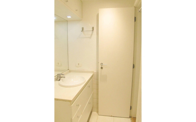 Apartamento com serviços a 300 metros do mar