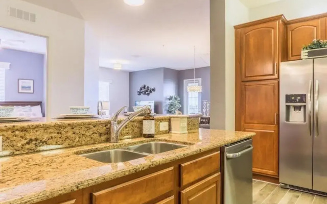 Lakeview Penthouse Elegance 3 Bedroom Condo by RedAwning