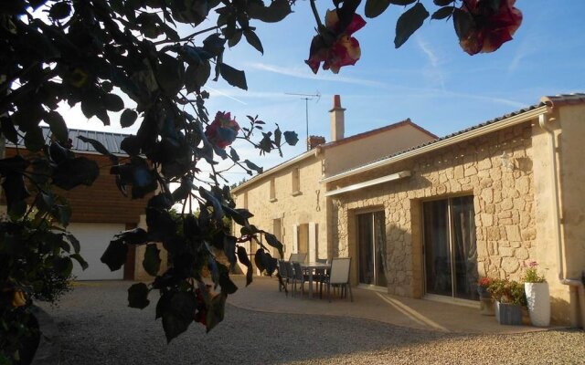 House With 4 Bedrooms in Taizé, With Enclosed Garden and Wifi - 80 km