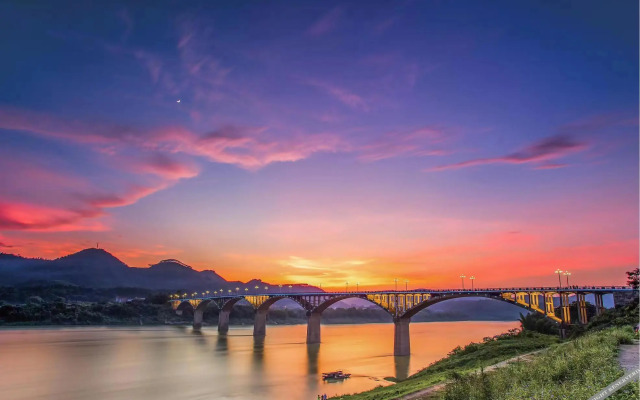 Poltton International Server Apartment(铂顿国际公寓（象州梦幻夜金象路店）)