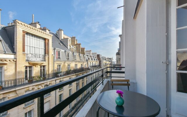 Design apartment with terrace by Weekome