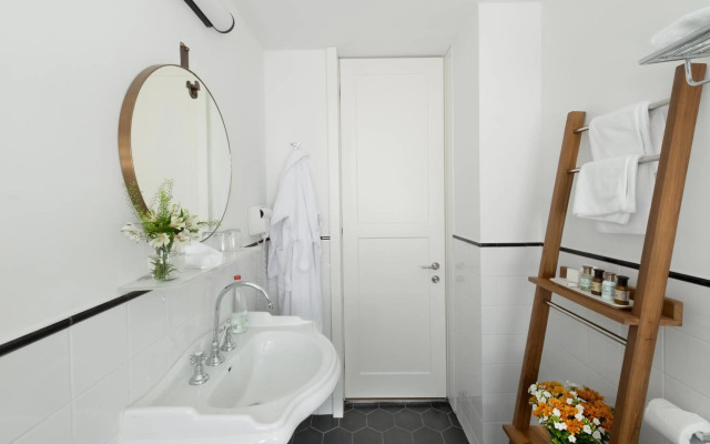 Lily & Bloom Hotel