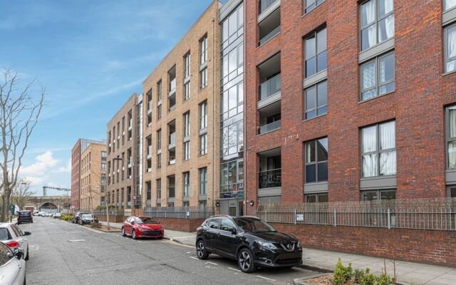 Stylish 2-bed Flat w/ Terrace in South East London