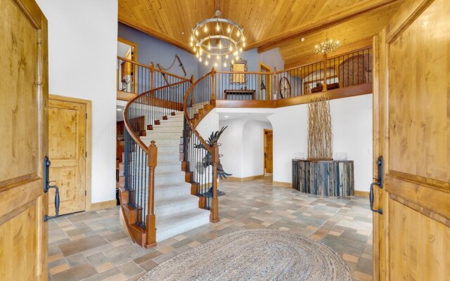 Majestic Lodge Retreat Amenities & Views