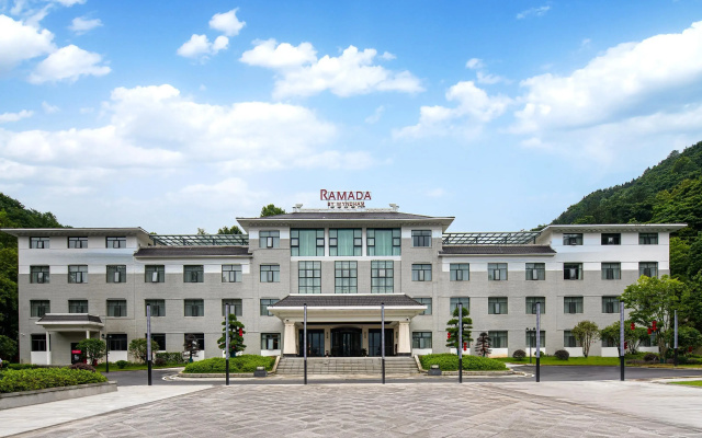 Ramada by Wyndham Xianning Xishan Mountain
