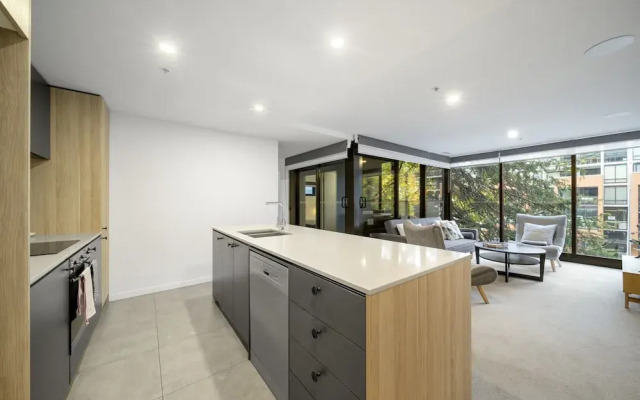 Chic Inner-city 2-bed Abode With Pool, Gym & Sauna