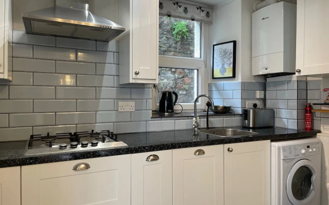 Restful Victorian Apartment With Garden and Deck