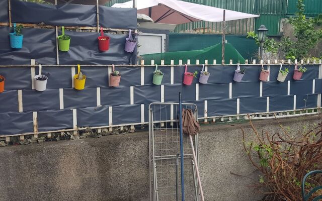 Monovano Furnished With a Small Garden