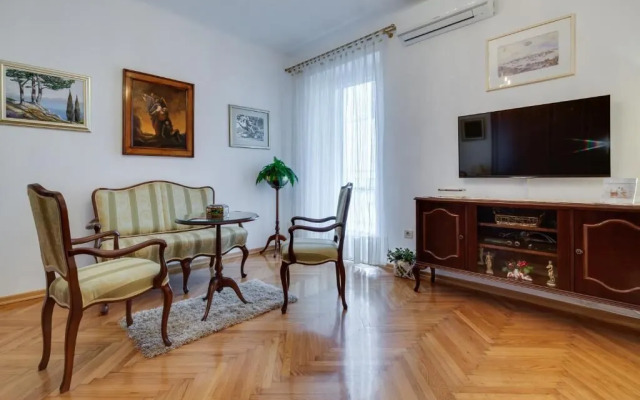 Central Palace Apartment