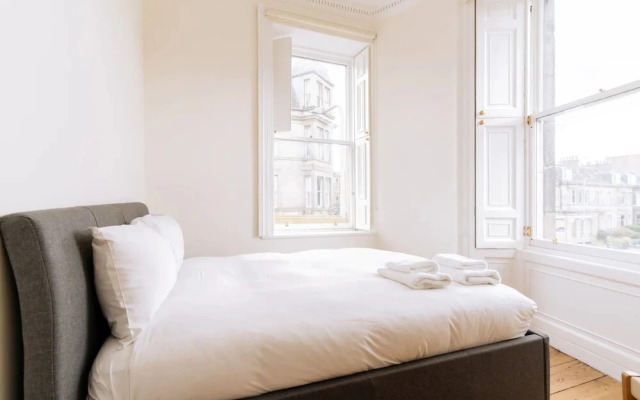Bright and Cosy 2 Bedroom Flat in Trendy Leith