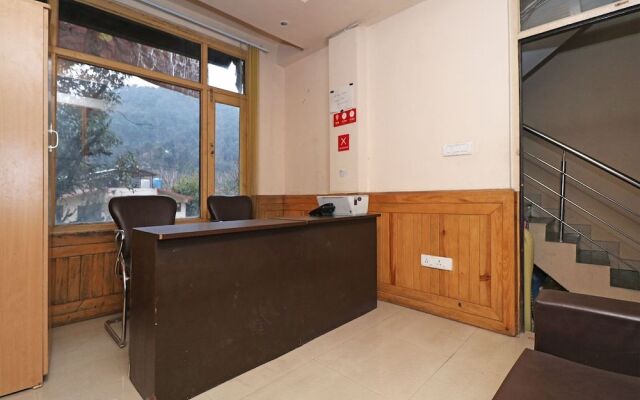 OYO 28173 Hotel Reeva