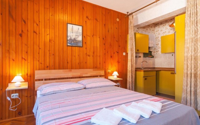 Stunning Home in Pucisca With 3 Bedrooms and Wifi