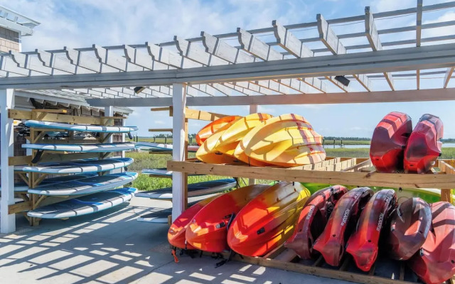 Two-story Condo With Private Deck, Wifi and Courtyard Pool Access