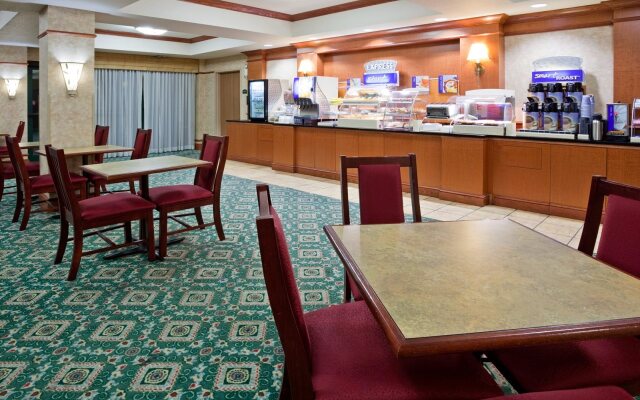 Holiday Inn Express & Suites New Berlin by IHG