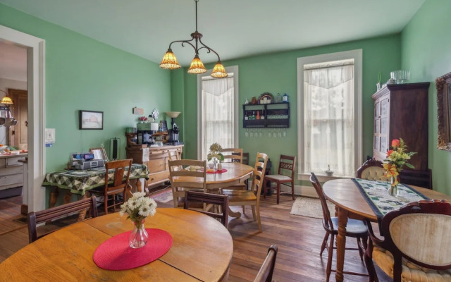 Dickinson Room by Main Street Bed & Breakfast