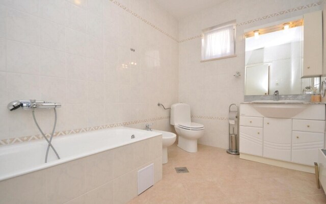 Amazing Apartment in Pucisca With 3 Bedrooms and Wifi